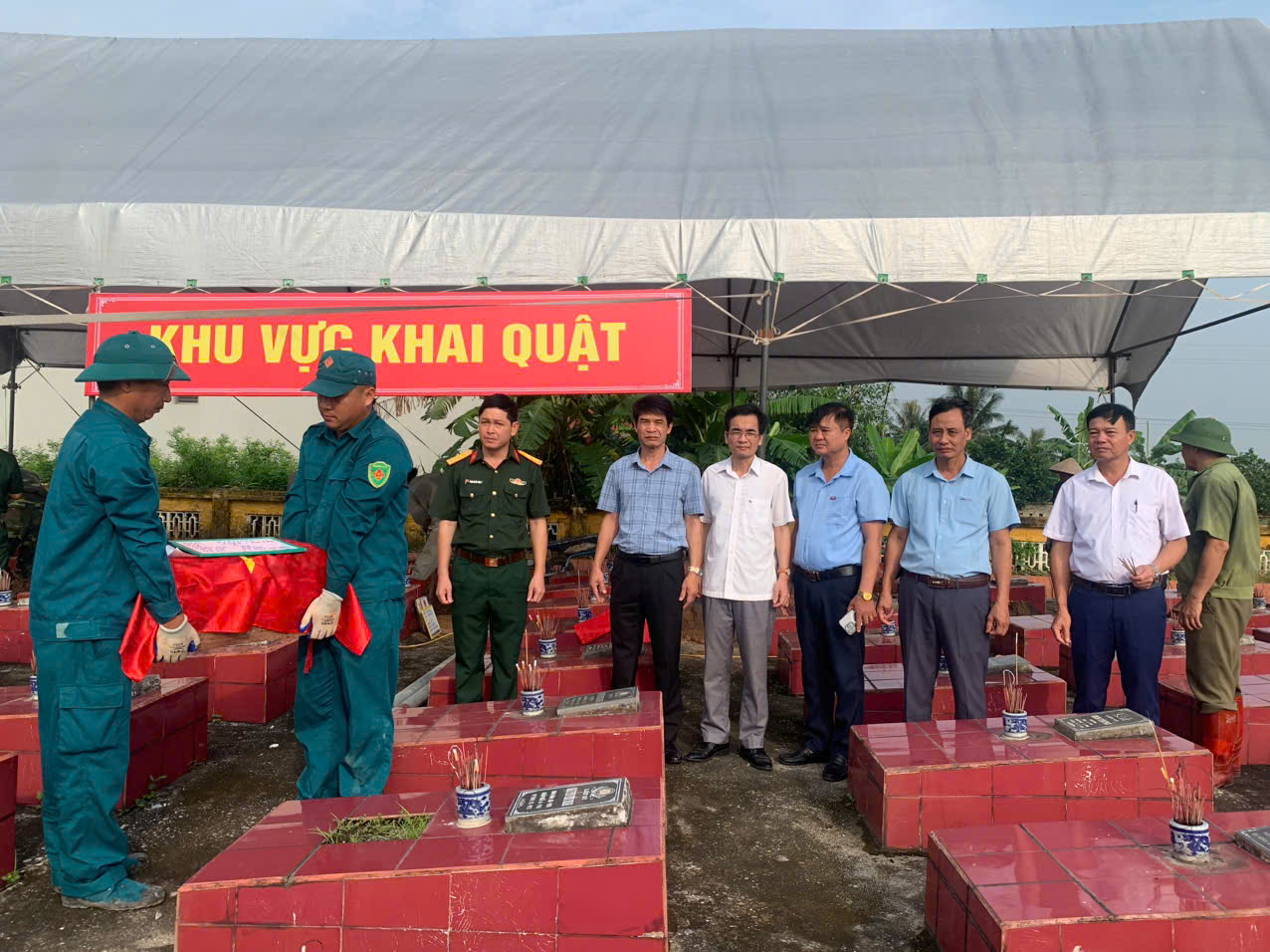 XÃ ĐÔNG THỤY ANH KHAI QUẬT, LẤY MẪU HÀI CỐT LIỆT SĨ TẠI NGHĨA TRANG XUÂN – AN – TÂN ĐỂ XÉT NGHIỆM ADN