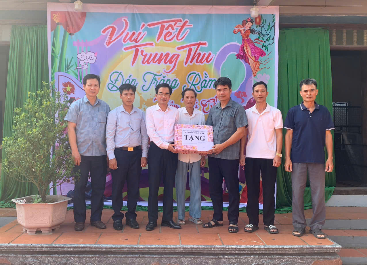 XÃ ĐÔNG THỤY ANH THĂM, TẶNG QUÀ TẾT TRUNG THU CHO TRẺ EM TRÊN ĐỊA BÀN XÃ