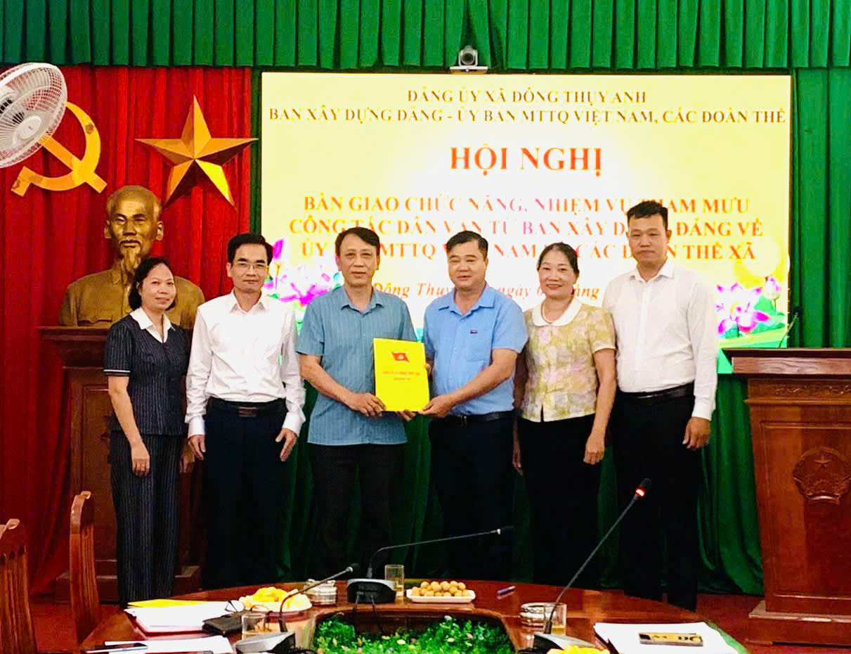 ĐẢNG UỶ XÃ ĐÔNG THUỴ ANH BÀN GIAO CHỨC NĂNG, NHIỆM VỤ THAM MƯU CÔNG TÁC DÂN VẬN VỀ UBMTTQ VIỆT NAM XÃ