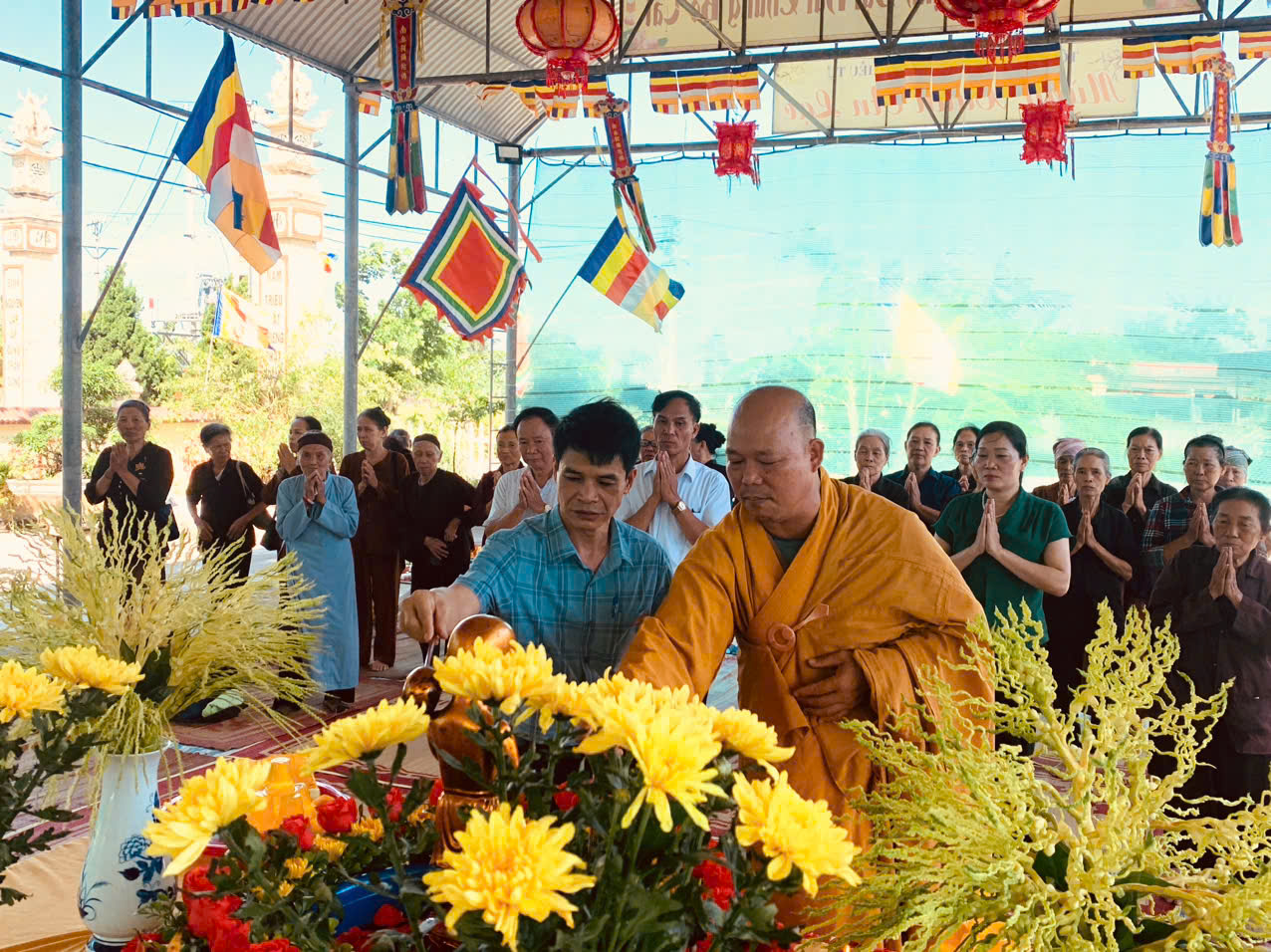 CÁC ĐỒNG CHÍ LÃNH ĐẠO XÃ ĐÔNG THUỴ ANH ĐI THĂM, TẶNG HOA CHỨC MỪNG NGÀY LỄ PHẬT ĐẢN NĂM 2026