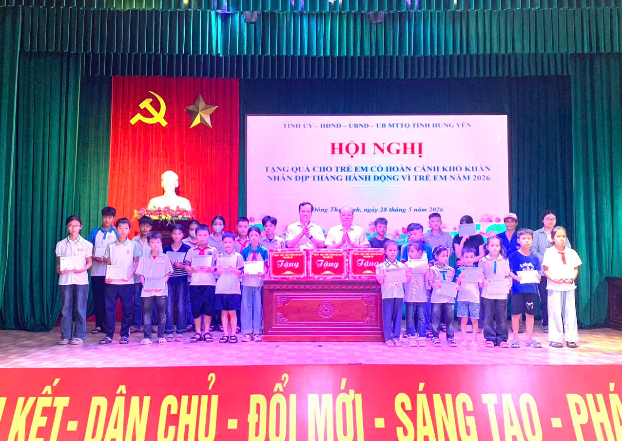 ĐỒNG CHÍ ĐẶNG THANH GIANG – UỶ VIÊN BTV TỈNH UỶ, CHỦ TỊCH HĐND TRAO 30 XUẤT QUÀ CHO TRẺ EM CÓ HOÀN CẢNH KHÓ KHĂN TẠI XÃ ĐÔNG THUỴ ANH