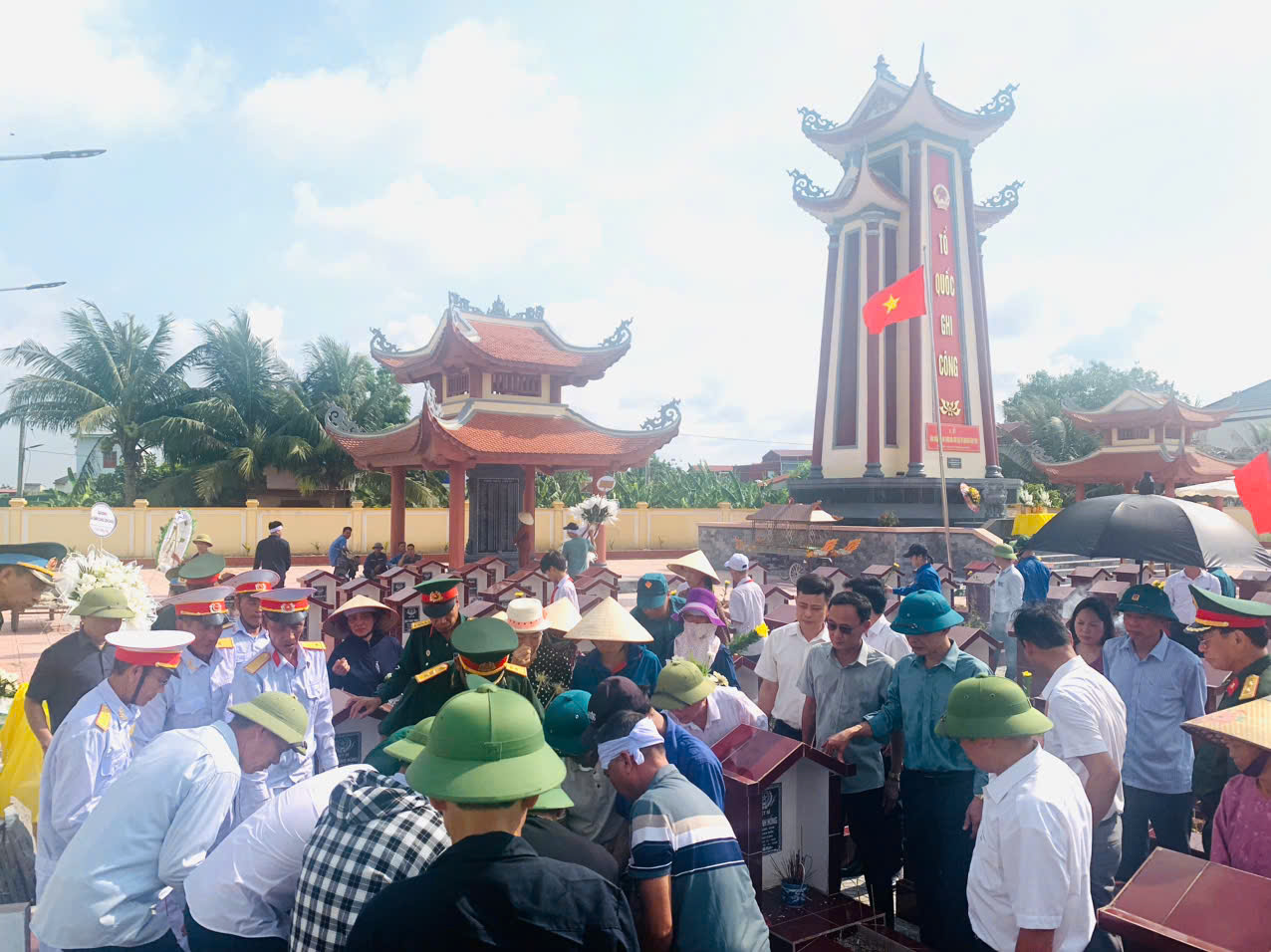 ĐẢNG UỶ, HĐND, UBND, UỶ BAN MTTQ VIỆT NAM XÃ ĐÔNG THUỴ ANH LỄ ĐÓN NHẬN VÀ AN TÁNG HÀI CỐT LIỆT SĨ NGUYỄN VĂN TIÊU