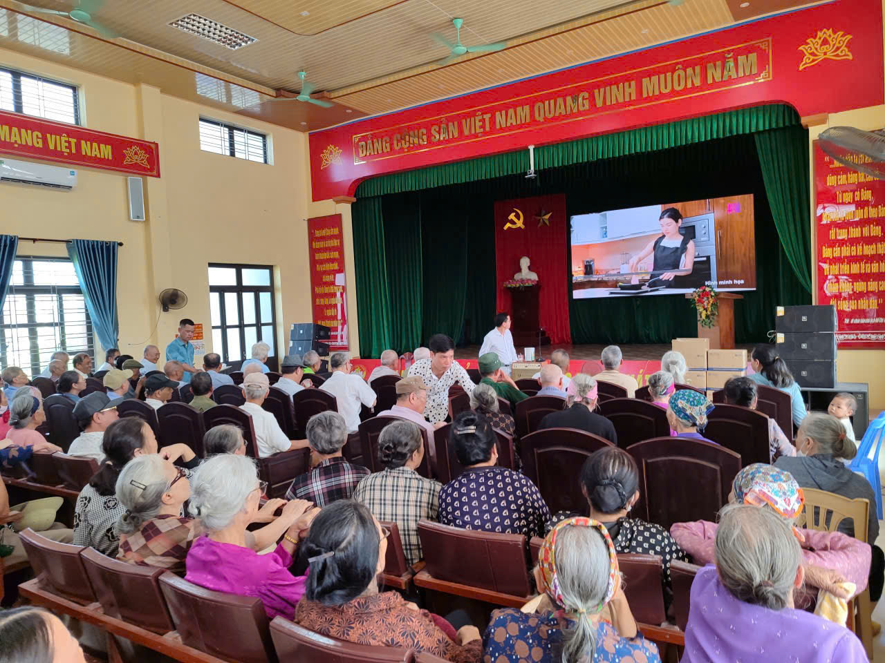 PHÒNG VĂN HOÁ - XÃ HỘI PHỐI HỢP CÔNG TY CỔ PHẦN GIẢI PHÁP DINH DƯƠNG TOÀN CẦU TỔ CHỨC CHƯƠNG TRÌNH TẶNG SỮA MIỄN PHÍ CHO CÁC ĐỐI TƯỢNG CHÍNH SÁCH ĐANG HƯỞNG TRỢ CẤP ƯU ĐÃI HẰNG THÁNG TRÊN ĐẠI BÀN XÃ ĐÔNG THUỴ ANH