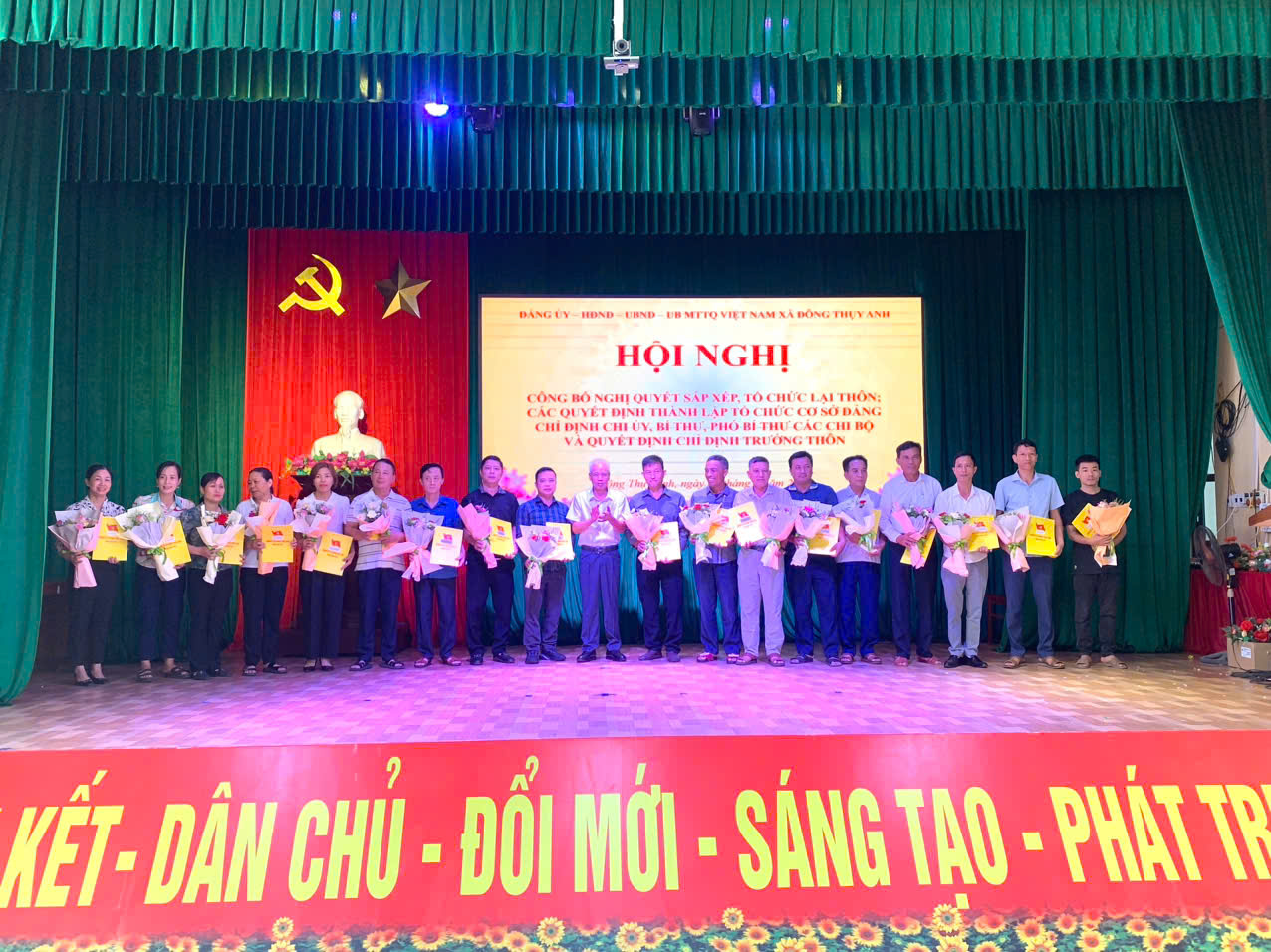 ĐẢNG UỶ - HĐND - UBND - UỶ BAN MTTQ VIỆT NAM XÃ ĐÔNG THUỴ ANH TỔ CHỨC HỘI NGHỊ CÔNG BỐ NGHỊ QUYẾT VỀ SẮP XẾP, TỔ CHỨC LẠI THÔN VÀ CÁC QUYẾT ĐỊNH VỀ CÔNG TÁC CÁN BỘ