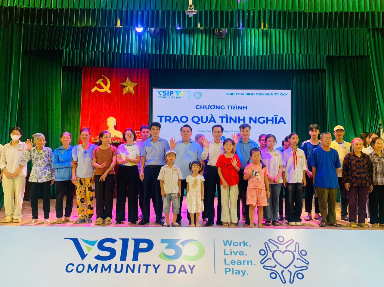 CÔNG TY VSIP THÁI BÌNH COMMUNITY DAY PHỐI HỢP XÃ ĐÔNG THUỴ ANH TỔ CHỨC CHƯƠNG TRÌNH TRAO QUÀ TÌNH NGHĨA CHO CÁC GIA ĐÌNH CÓ HOÀN CẢNH KHÓ KHĂN