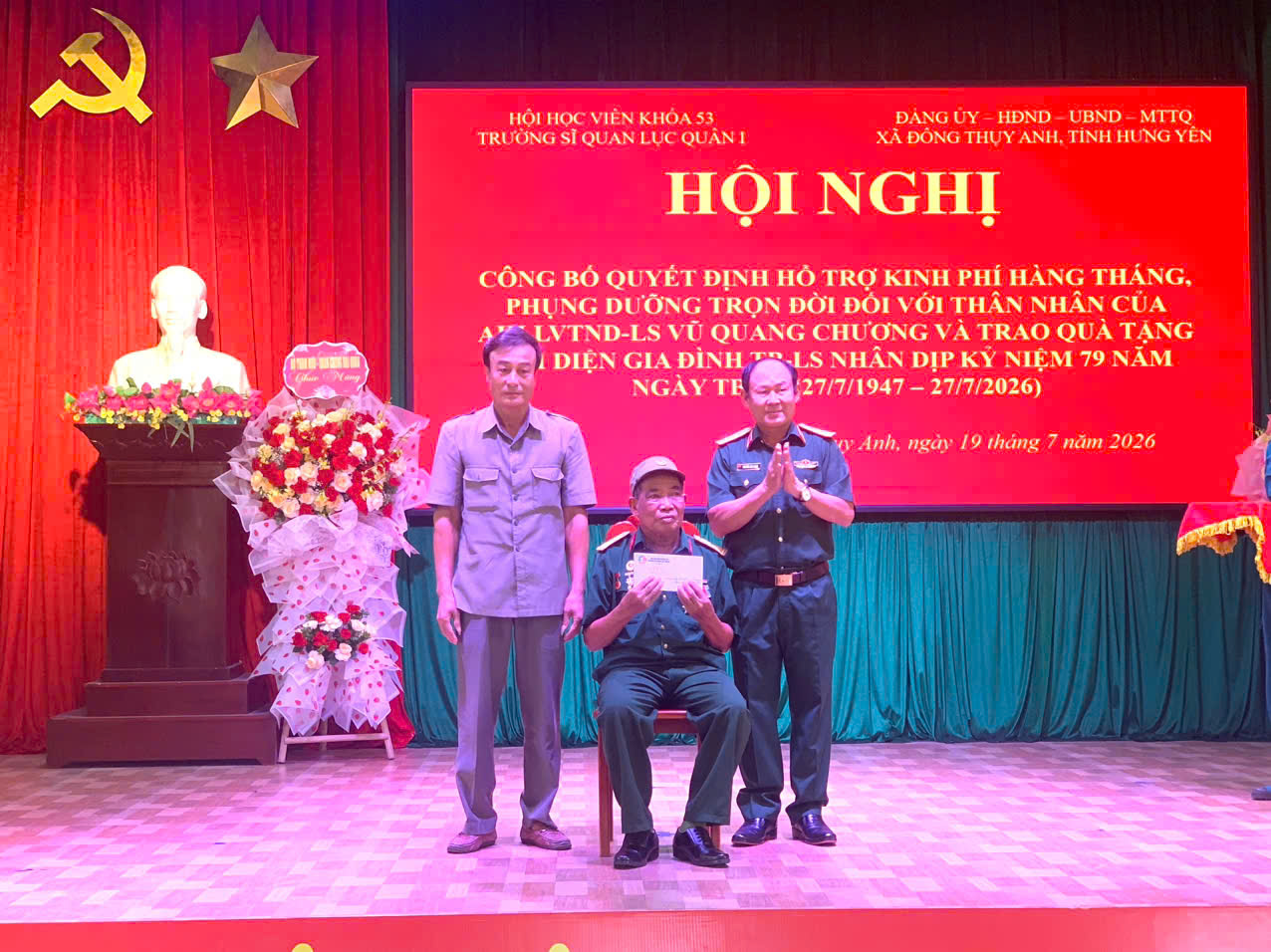 HỘI HỌC VIÊN KHÓA 53 TRƯỜNG SĨ QUAN LỤC QUÂN I PHỐI HỢP XÃ ĐÔNG THỤY ANH TỔ CHỨC HỘI NGHỊ CÔNG BỐ QUYẾT ĐỊNH HỖ TRỢ KINH PHÍ HÀNG THÁNG, PHỤNG DƯỠNG TRỌN ĐỜI ĐỐI VỚI THÂN NHÂN ANH HÙNG LỰC LƯỢNG VŨ TRANG NHÂN DÂN – LIỆT SĨ VŨ QUANG CHƯƠNG